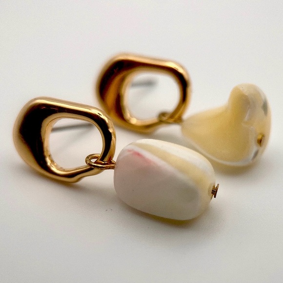 Anthropologie Jewelry - Anthro Natural Pearl Pendant Eartimgs